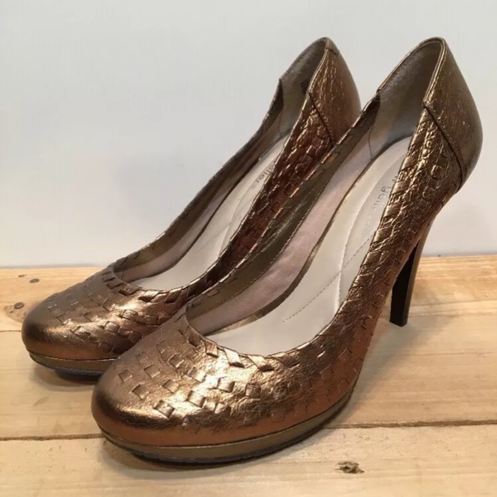 Andrew Geller Metallic Gold Leather RoundToe Heels